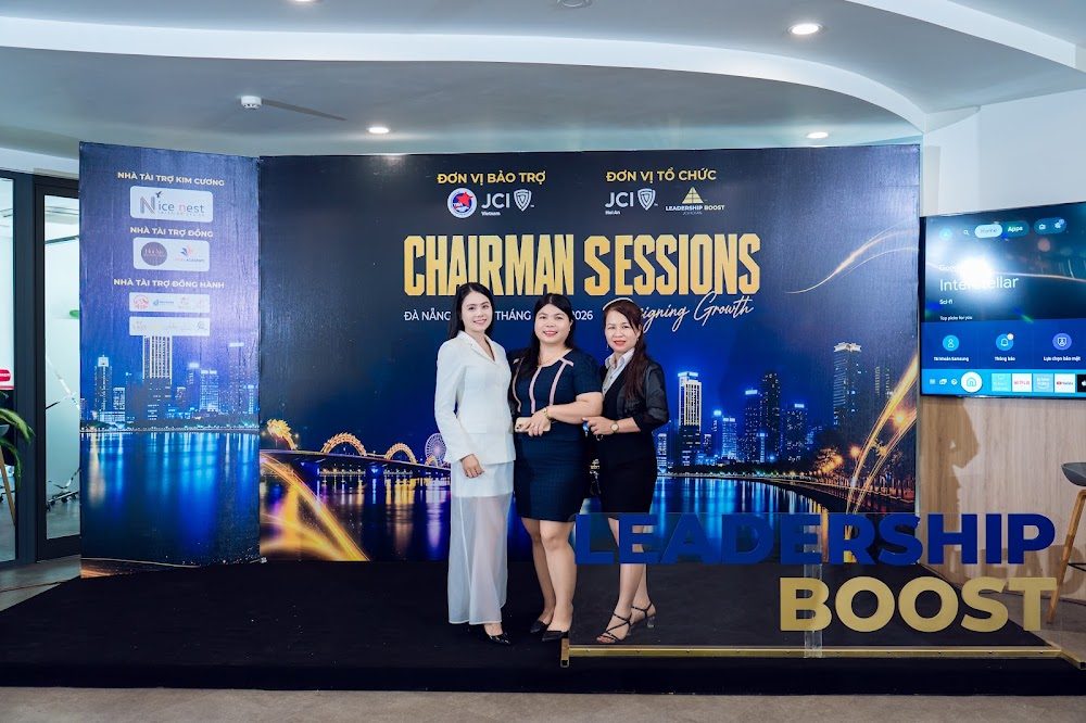 Khách mời check-in tại backdrop Chairman Sessions 01 ở AIA Exchange Đà Nẵng