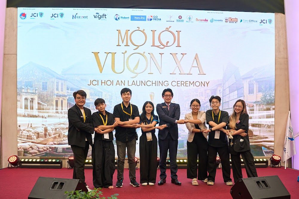 Khoảnh khắc trên sân khấu JCI Hội An Launching Ceremony Mở lối vươn xa