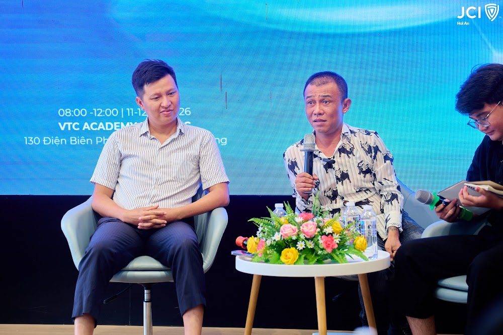 Các diễn giả trao đổi trên sân khấu talkshow ngành tổ chức sự kiện
