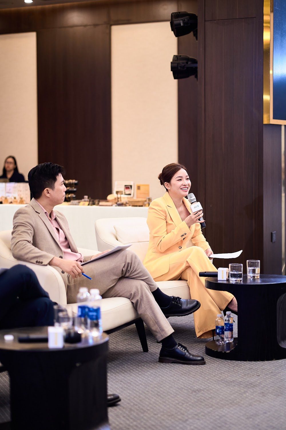 Phần đối thoại trên ghế sofa tại sân khấu Chairman Sessions 02