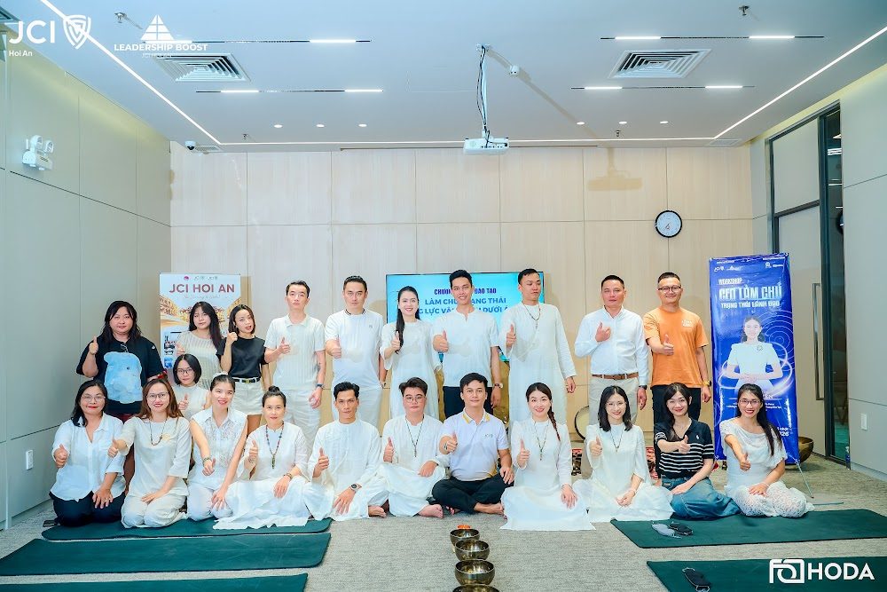 Học viên và ban tổ chức workshop Năng lực vận hành dưới áp lực chụp ảnh lưu niệm