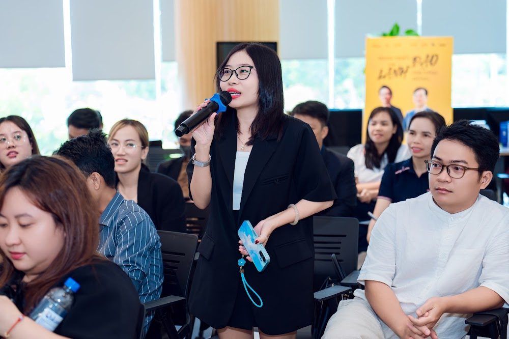 Khách mời đặt câu hỏi trong phần thảo luận Chairman Sessions 01