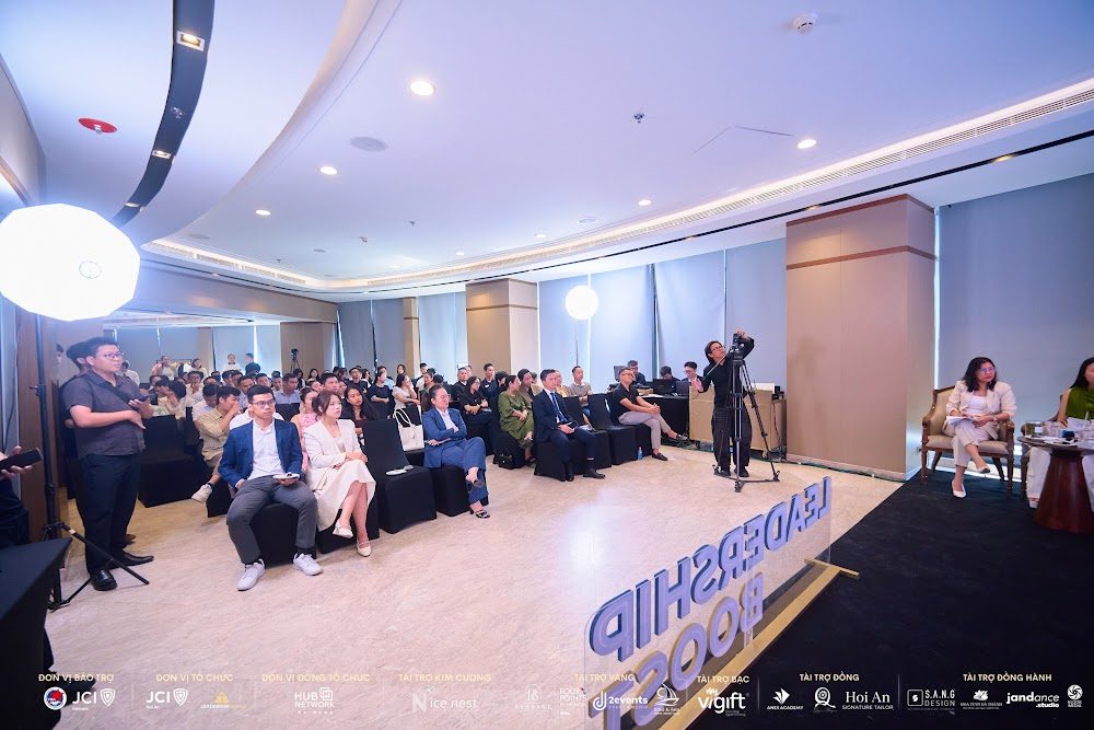 Khán phòng Chairman Sessions 03 tại tầng 35 Four Points by Sheraton Đà Nẵng