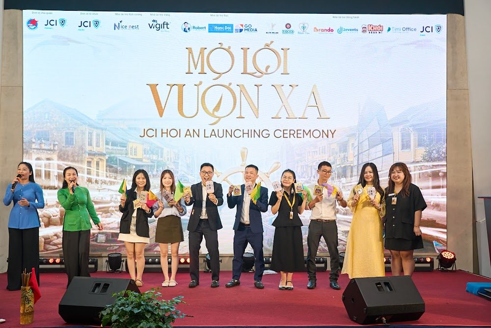 Sân khấu lễ ra mắt JCI Hội An với chủ đề Mở lối vươn xa