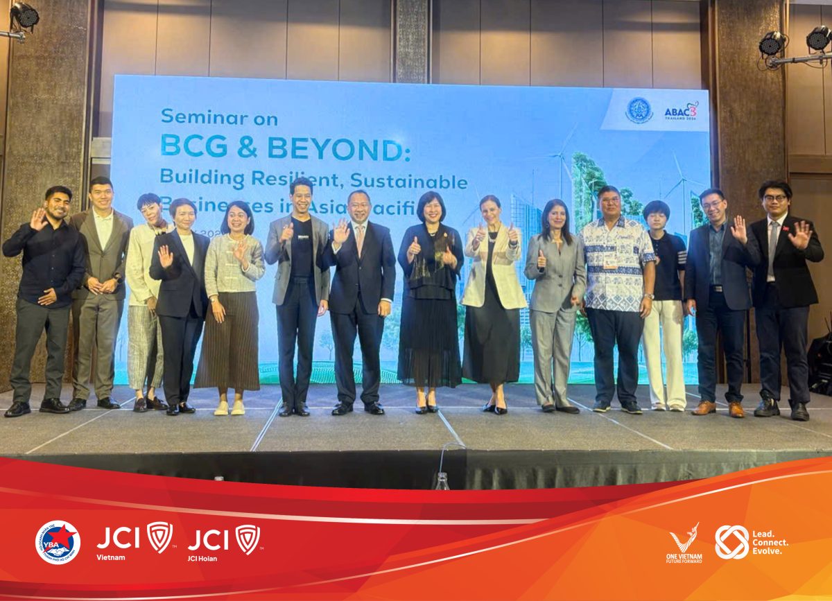 Đại biểu chụp ảnh chung tại hội thảo về kinh tế BCG ở Bangkok