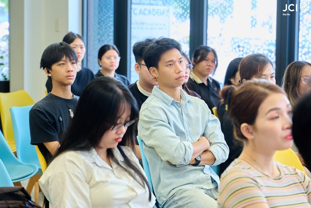 Sinh viên lắng nghe chia sẻ tại talkshow Người trong nghề, kể chuyện trong ngành