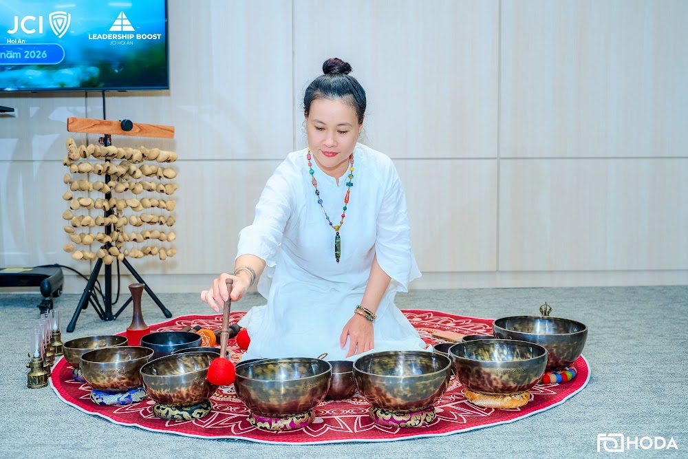 Người hướng dẫn thực hành cân bằng trạng thái cùng bát âm tại workshop của JCI Hội An