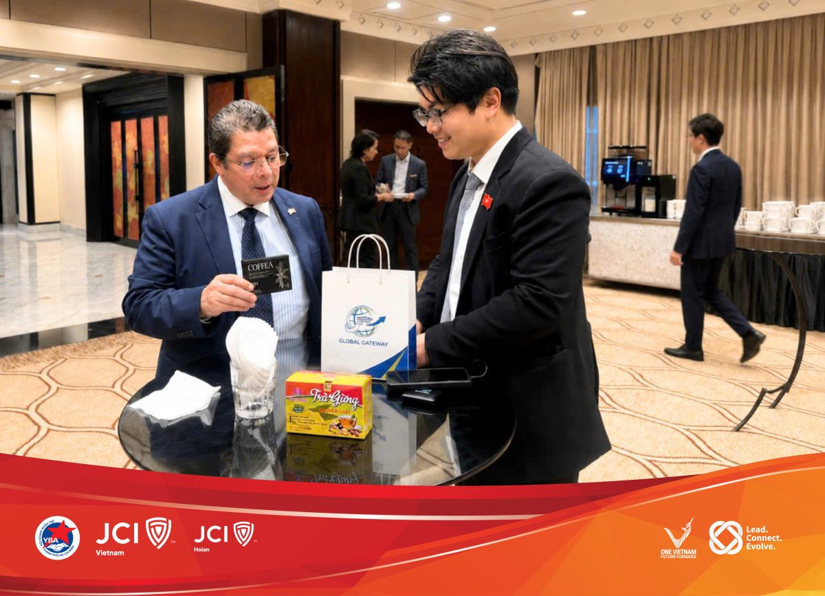 Đại diện Global Gateway trao tặng sản phẩm Việt Nam cho đối tác tại Bangkok