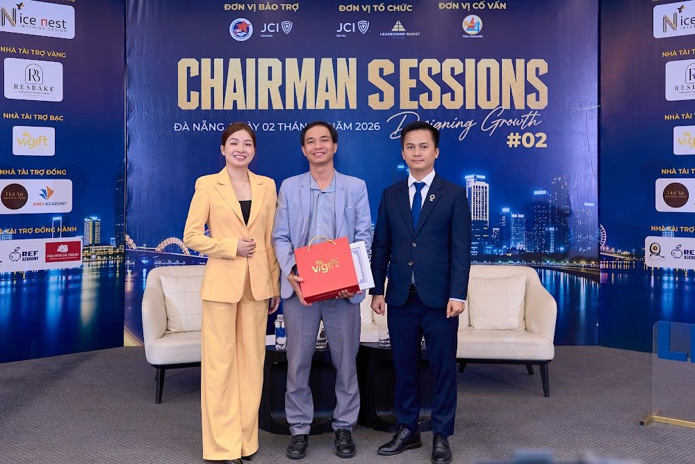 Ban tổ chức tri ân khách mời tại phiên đối thoại Chairman Sessions 02